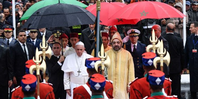 El rey Mohammed VI de Marruecos (R) da la bienvenida al Papa Francisco (L) en Rabat tras la llegada del Papa al país del norte de África el 30 de marzo de 2019 (Alberto PIZZOLI / AFP)