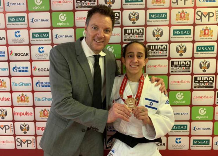 El judoka israelí Gili Cohen (R) posa para una foto con el entrenador Shani Hershko después de ganar la medalla de oro en la competición de Grand Slam en Ekaterinburg, Rusia el 15 de marzo de 2019. (Asociación de Judo de Israel)