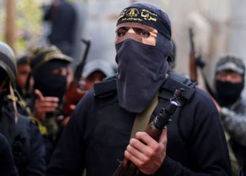 En todo Medio Oriente, los militantes cuelgan armas para combatir el coronavirus