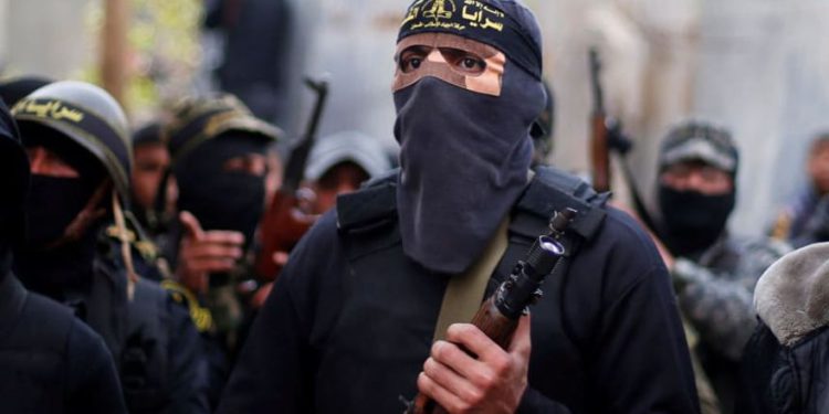 En todo Medio Oriente, los militantes cuelgan armas para combatir el coronavirus