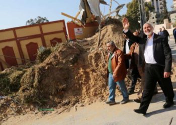 El jefe de Hamas, Ismail Haniyeh, visita su oficina que fue objeto de un ataque aéreo israelí, en la ciudad de Gaza, el 27 de marzo de 2019 \ FOLLETO / REUTERS
