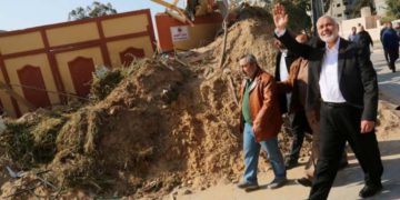 El jefe de Hamas, Ismail Haniyeh, visita su oficina que fue objeto de un ataque aéreo israelí, en la ciudad de Gaza, el 27 de marzo de 2019 \ FOLLETO / REUTERS