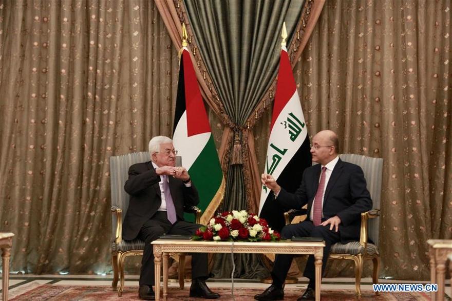 El presidente de la Autoridad Palestina, Mahmoud Abbas, se reúne con el presidente iraquí, Barham Saleh, en el Palacio Salam en Bagdad, el lunes | Foto: AP