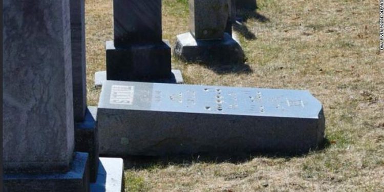Una de las 59 lápidas vandalizadas en un cementerio judío en Fall River, Massachusetts. Crédito: Departamento de Policía de Fall River.