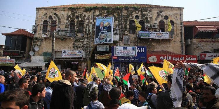 Los palestinos en Cisjordania salen a la calle para manifestarse en apoyo del presidente de la Autoridad Palestina, Mahmoud Abbas. (Crédito: Wafa)