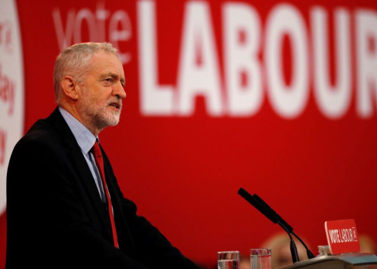 El líder del Partido Laborista de la oposición de Gran Bretaña, Jeremy Corbyn, pronuncia un discurso en Manchester, Gran Bretaña, el 22 de marzo de 2018 .. (Crédito de la foto: REUTERS / PHIL NOBLE)