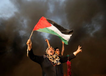 Una mujer palestina grita consignas durante una protesta en marzo de retorno en la valla fronteriza entre Israel y Gaza, al este de la ciudad de Gaza, el 31 de agosto de 2018.. (Crédito de la foto: MOHAMMED SALEM / REUTERS)