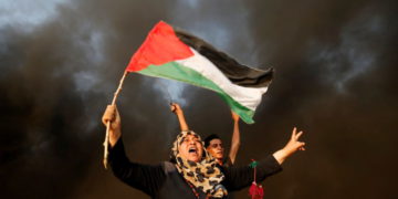 Una mujer palestina grita consignas durante una protesta en marzo de retorno en la valla fronteriza entre Israel y Gaza, al este de la ciudad de Gaza, el 31 de agosto de 2018.. (Crédito de la foto: MOHAMMED SALEM / REUTERS)