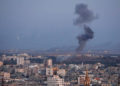 El humo se eleva durante un ataque aéreo israelí en Gaza, 12 de noviembre de 2018. (Crédito de la foto: AHMED ZAKOT / REUTERS)