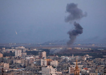 El humo se eleva durante un ataque aéreo israelí en Gaza, 12 de noviembre de 2018. (Crédito de la foto: AHMED ZAKOT / REUTERS)