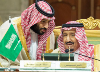 l príncipe heredero de Arabia Saudita, Mohammed bin Salman, conversa con el rey de Arabia Saudita, Salman bin Abdulaziz Al Saud, durante la Cumbre del Consejo de Cooperación del Golfo (CCG) en Riad, Arabia Saudita, 9 de diciembre de 2018. (Crédito de la foto: BANDAR ALGALOUD / CORTE DE SAUDI ROYAL TRIBUNAL / FOLLETO VIA REUTERS)