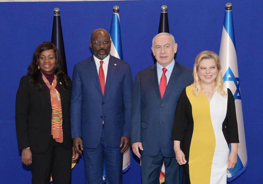 El primer ministro Benjamin Netanyahu y su esposa con el presidente de Liberia, George Weah y su esposa. (Crédito de la foto: PMO)