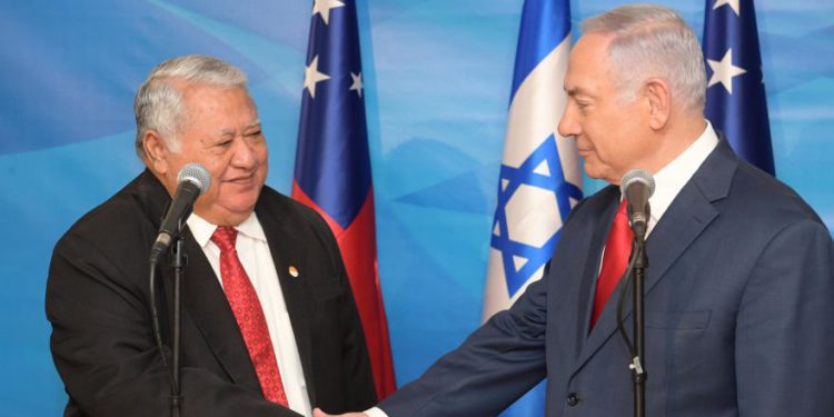 El primer ministro Benjamin Netanyahu se reunió con el primer ministro de Samoa, Tuila'epa Lupesoliai Sailele Malielegaoi, en la oficina del primer ministro en Jerusalem el 4 de marzo de 2019. (Crédito de la foto: AMOS BEN GERSHOM, GPO)