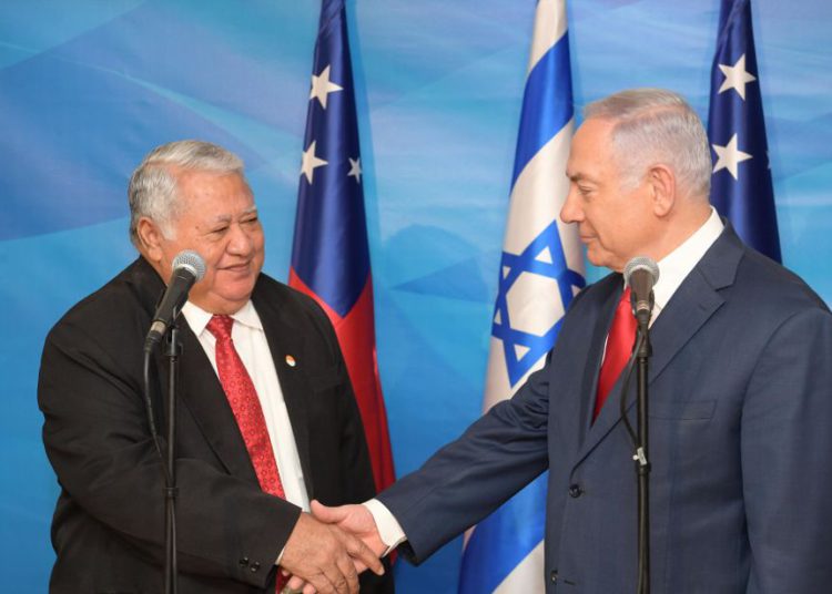 El primer ministro Benjamin Netanyahu se reunió con el primer ministro de Samoa, Tuila'epa Lupesoliai Sailele Malielegaoi, en la oficina del primer ministro en Jerusalem el 4 de marzo de 2019. (Crédito de la foto: AMOS BEN GERSHOM, GPO)