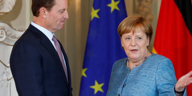 La canciller alemana, Angela Merkel, recibe al embajador de Estados Unidos en Alemania, Richard Grenell, en Meseberg, Alemania, el 6 de julio de 2018. (Crédito de la foto: AXEL SCHMIDT / REUTERS)