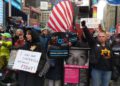Manifestantes en Nueva York como parte de las protestas en todo el mundo Di no al odio para luchar contra el antisemitis. (Crédito de la foto: DAVID ABADIE)