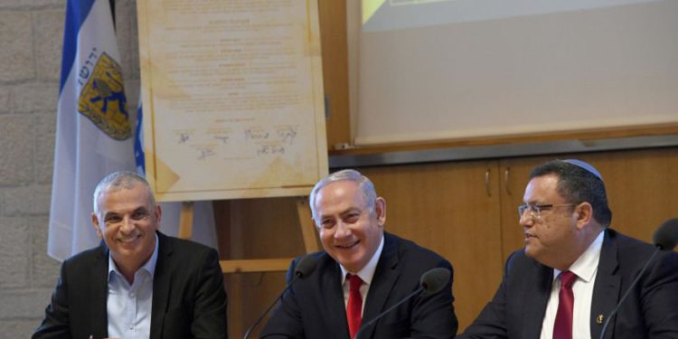 El primer ministro Benjamin Netanyahu, el ministro de Finanzas Moshe Kahlon y el alcalde de Jerusalén Moshe Lion firman un acuerdo de vivienda, 2019 .. (Crédito de la foto: CHAIM TZACH / GPO)
