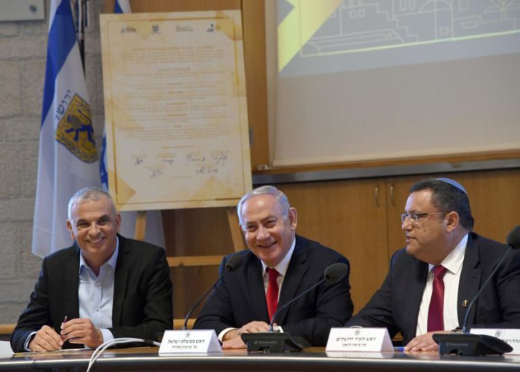 El primer ministro Benjamin Netanyahu, el ministro de Finanzas Moshe Kahlon y el alcalde de Jerusalén Moshe Lion firman un acuerdo de vivienda, 2019 .. (Crédito de la foto: CHAIM TZACH / GPO)