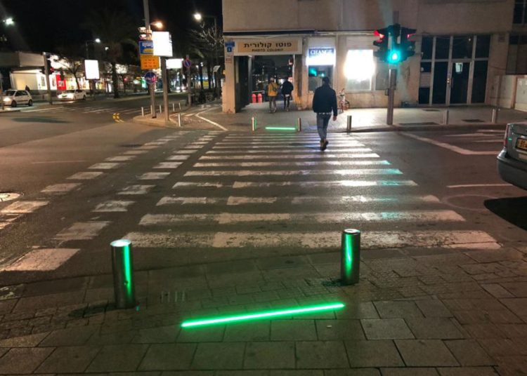 El municipio de Tel Aviv-Yafo instala luces LED en la acera para proteger a los 'zombies de teléfonos inteligentes'. (Crédito de la foto: MUNICIPIO TEL AVIV-JAFFA)