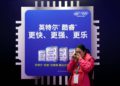 Un signo de Intel se ve durante la Exposición Internacional de Importaciones de China (CIIE), en el Centro Nacional de Exposiciones y Convenciones en Shanghai, China, 6 de noviembre de 2018. (Crédito de la foto: ALY SONG / REUTERS)