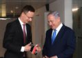 El primer ministro Benjamin Netanyahu con el ministro de Relaciones Exteriores de Hungría en la ceremonia de dedicación de la misión diplomática húngara en Jerusalem. (Crédito de la foto: AMOS BEN-GERSHOM / GPO)