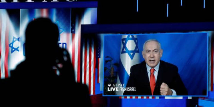 Hablando vía satélite desde Israel, el primer ministro israelí, Benjamin Netanyahu, se dirige a AIPAC en Washington, EE. UU., 26 de marzo de 2019. (Crédito de foto: KEVIN LAMARQUE / REUTERS)