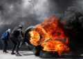 Alborotadores palestinos en enfrentamientos cerca de Ramallah (REUTERS / Mohamad Torokman). (Crédito de la foto: REUTERS / MOHAMAD TOROKMAN)