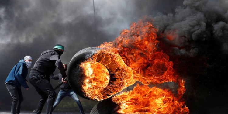 Alborotadores palestinos en enfrentamientos cerca de Ramallah (REUTERS / Mohamad Torokman). (Crédito de la foto: REUTERS / MOHAMAD TOROKMAN)