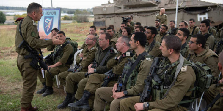 El Jefe de Estado Mayor de las FDI Aviv Kochavi y los soldados se preparan para la escalada prevista a lo largo de la frontera de Gaza, 29 de marzo de 2019.