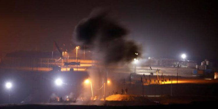 El humo se eleva después de una explosión cuando los palestinos participan en una noche de protesta a lo largo del lado de Gaza de la frontera con Israel. (Crédito de la foto: REUTERS / AMIR COHEN)