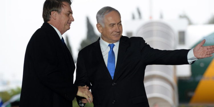 El primer ministro Benjamin Netanyahu recibió al presidente brasileño Jair Bolsonaro en el aeropuerto Ben Gurion el 31 de marzo de 2019. (Crédito de la foto: HAIM ZACH / GPO)