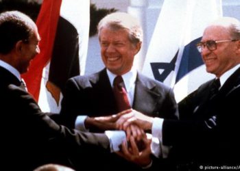 El presidente egipcio Anwar Sadat, el presidente estadounidense Jimmy Carter, centro, y el primer ministro israelí, Menachem Begin, se dan la mano en el jardín norte de la Casa Blanca cuando firman el tratado de paz entre Egipto e Israel, el 26 de marzo de 1979. (AP / Bob Daugherty)