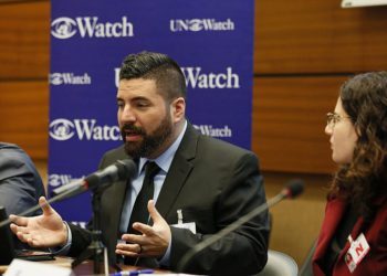 Jon Truzman se dirige a una sesión del grupo de vigilancia UN Watch en Ginebra, Suiza, sobre el informe del CDH en Gaza. Crédito: UN Watch.