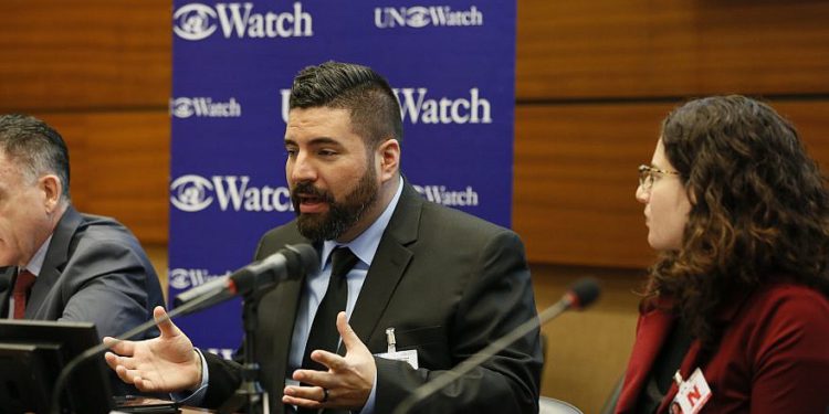 Jon Truzman se dirige a una sesión del grupo de vigilancia UN Watch en Ginebra, Suiza, sobre el informe del CDH en Gaza. Crédito: UN Watch.