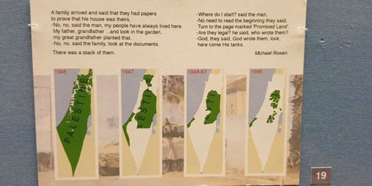 Una tarjeta postal que muestra los mapas que acusan a Israel de la limpieza étnica de los palestinos que se presenta en una exposición en el Museo Británico de Londres. Foto cortesía.