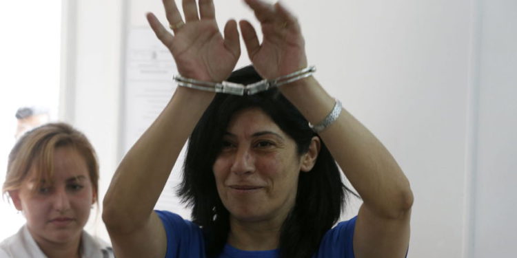 Khalida Jarrar en una audiencia en un tribunal militar cerca de Ramallah, 21 de mayo de 2015 | Archivos: AP