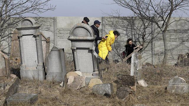 Trabajos de preservación en un cementerio judío en Eslovaquia (Foto: AP)