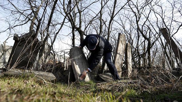 rabajos de preservación en un cementerio judío en Eslovaquia (Foto: AP)