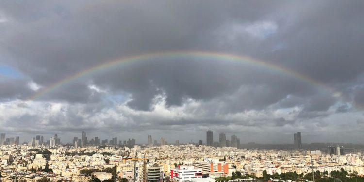 Arco iris sobre Giv'at Shmuel, con el horizonte de Tel Aviv al fondo (Foto: Ronen Rachamim)