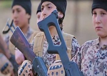 Captura de pantalla de chicos jóvenes entrenando con armas en un video de propaganda de ISIS.