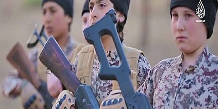 Captura de pantalla de chicos jóvenes entrenando con armas en un video de propaganda de ISIS.