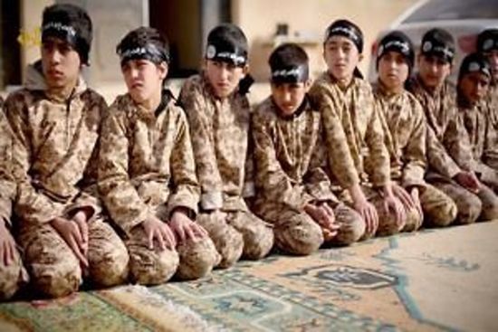 Captura de pantalla de niños que aparecen en un video de propaganda del Estado Islámico.