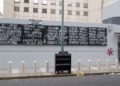 Parada de metro de Argentina con el Memorial de la AMIA vandalizado con graffiti anti-Israel