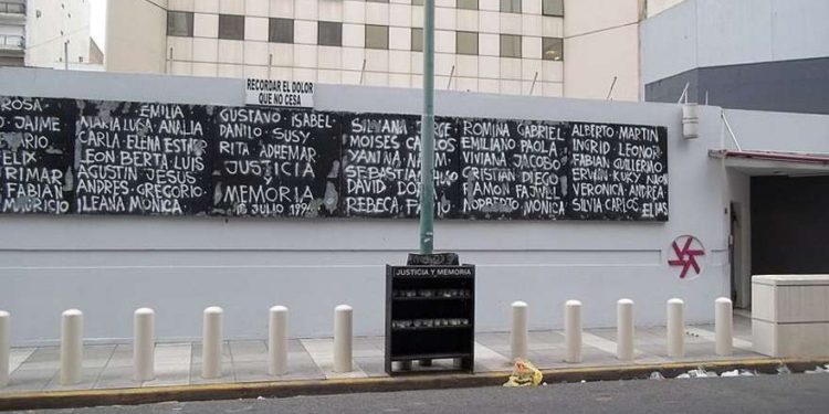 Parada de metro de Argentina con el Memorial de la AMIA vandalizado con graffiti anti-Israel
