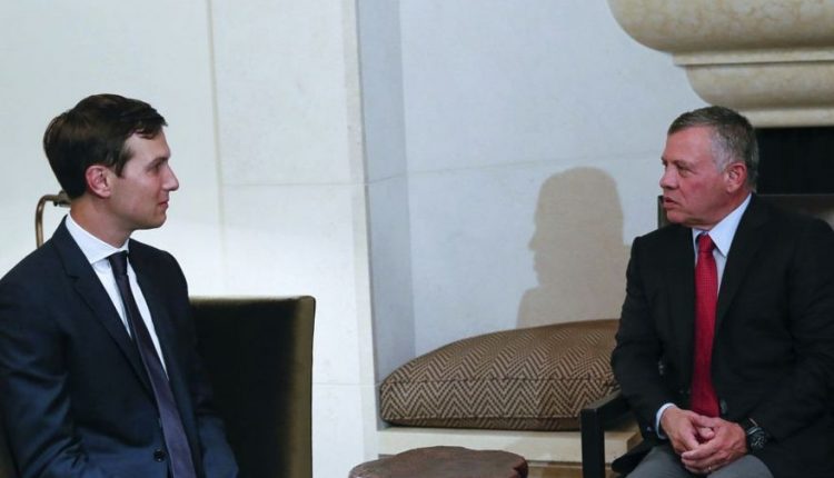 El rey Abdullah II, a la derecha, recibe al asesor de la Casa Blanca, Jared Kushner, el 22 de agosto de 2017, en Amman, Jordania. (El Twitter de la Corte Real Hachemita vía AP)
