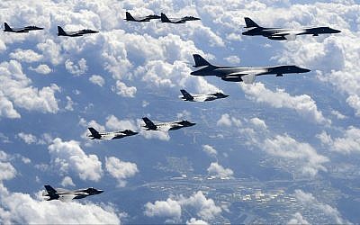 Bombarderos B-1B de la Fuerza Aérea de EE. UU, cazas de combate sigilosos F-35B y cazas de combate F-15K surcoreanos vuelan sobre la península de Corea durante simulacros conjuntos el 18 de septiembre de 2017. (Ministerio de Defensa de Corea del Sur a través de AP)