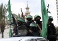 Archivo: agentes enmascarados de las Brigadas Izz ad-Din al-Qassam, el ala militar del grupo terrorista Hamas, viajan en vehículos mientras conmemoran el 30 aniversario de su grupo, en la ciudad de Gaza, 13 de diciembre de 2017. (AP Photo / Adel Hana)