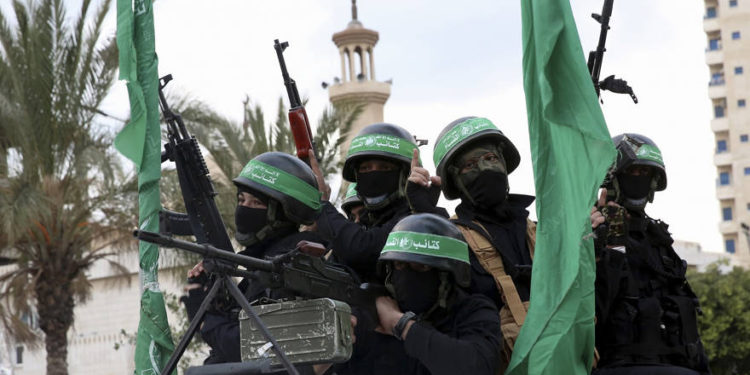 Archivo: agentes enmascarados de las Brigadas Izz ad-Din al-Qassam, el ala militar del grupo terrorista Hamas, viajan en vehículos mientras conmemoran el 30 aniversario de su grupo, en la ciudad de Gaza, 13 de diciembre de 2017. (AP Photo / Adel Hana)