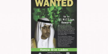 Este cartel, publicado por el programa de Recompensas por la Justicia del Departamento de Estado de EE. UU., Muestra a Hamza bin Laden. Arabia Saudita anunció el viernes 1 de marzo de 2019 que había revocado la ciudadanía de bin Laden, el hijo del fallecido líder de Al Qaeda, que se ha convertido en una figura cada vez más prominente en la red terrorista. (Recompensas por la justicia a través de AP)