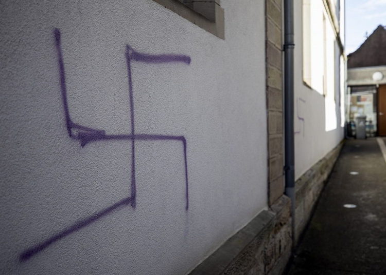 Una esvástica se ve en la pared lateral de una antigua sinagoga en Mommenheim, este de Francia, 4 de marzo de 2019. (Foto AP / Jean-Francois Badias)